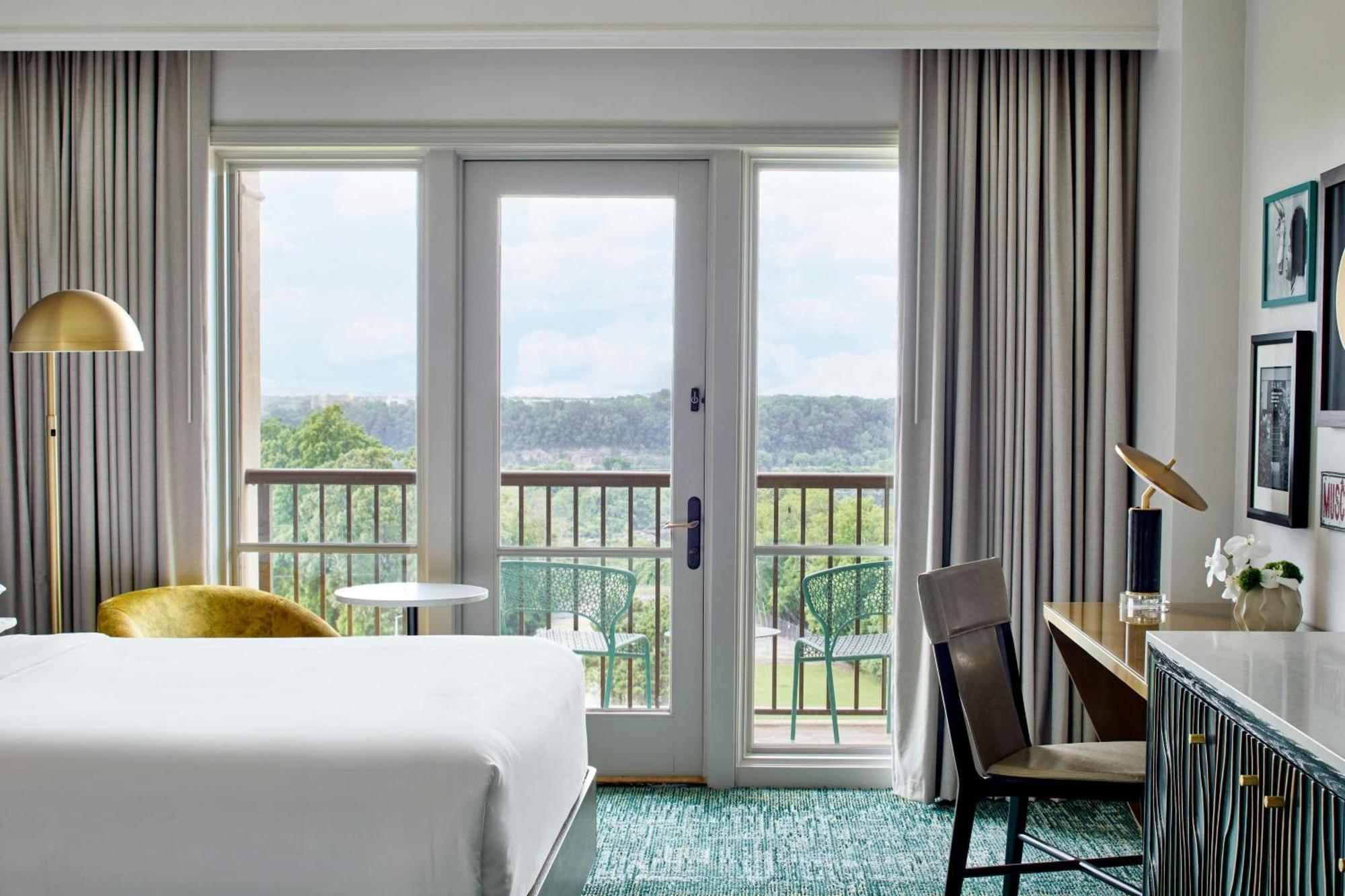 Marriott Shoals & Hotel 4*